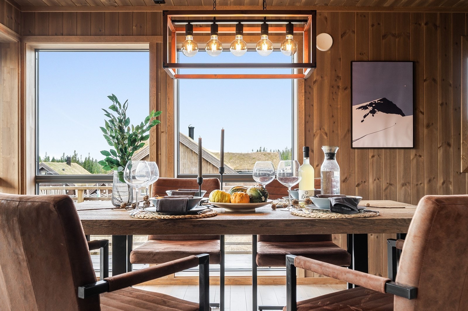 Sett deg ned og nyt frokosten før dagens skitur. Galleribilde