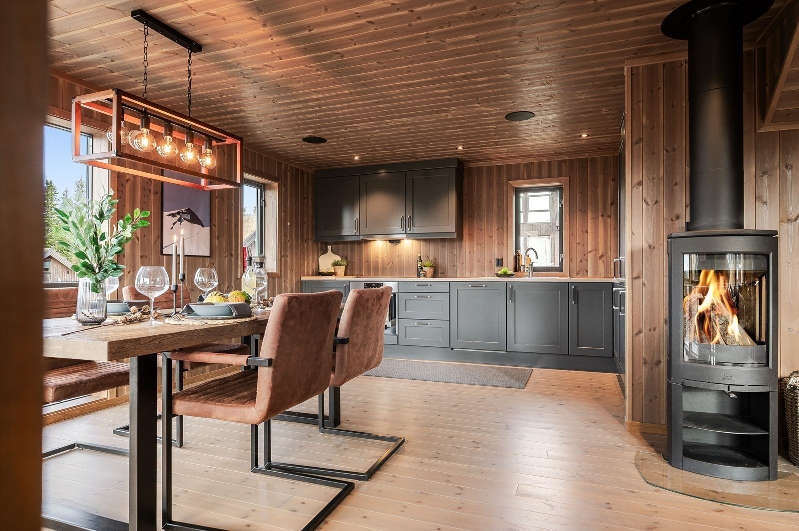 Stort kjøkken med det du trenger av hvitevarer. Galleribilde