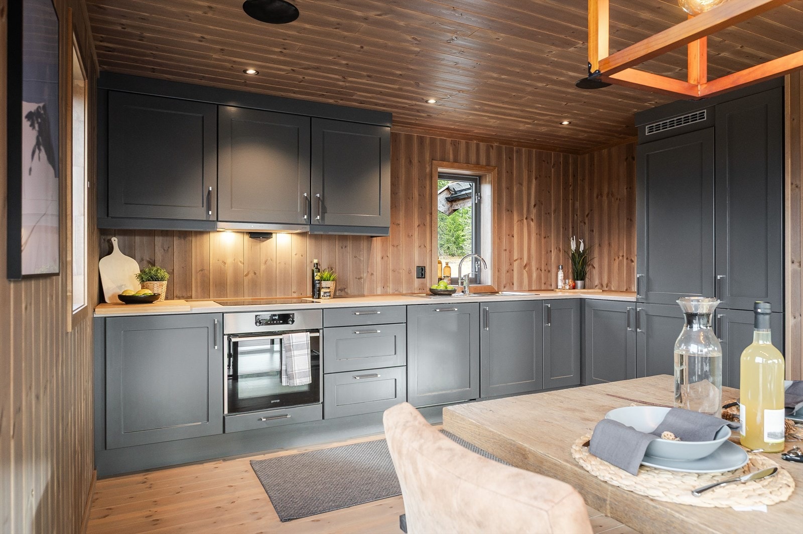 Kjøkkenet har store arbeidsflater som sørger for god flyt i matlagingen. Galleribilde