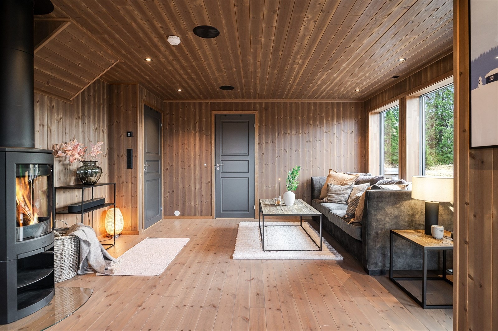 Stor åpen stue med downlights i himlingen. Pent tregulv. Galleribilde