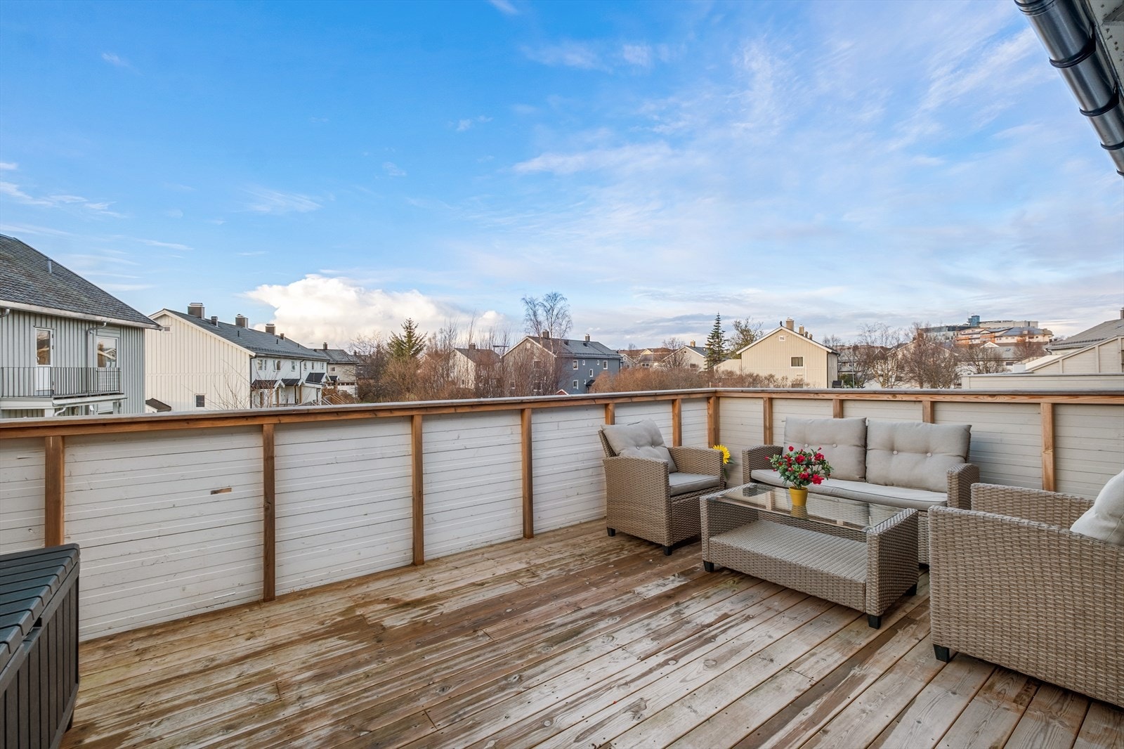 Her nyter du gode solforhold og frisikt over fellesområde med gressplen, parkbenker og lekeapparater Galleribilde