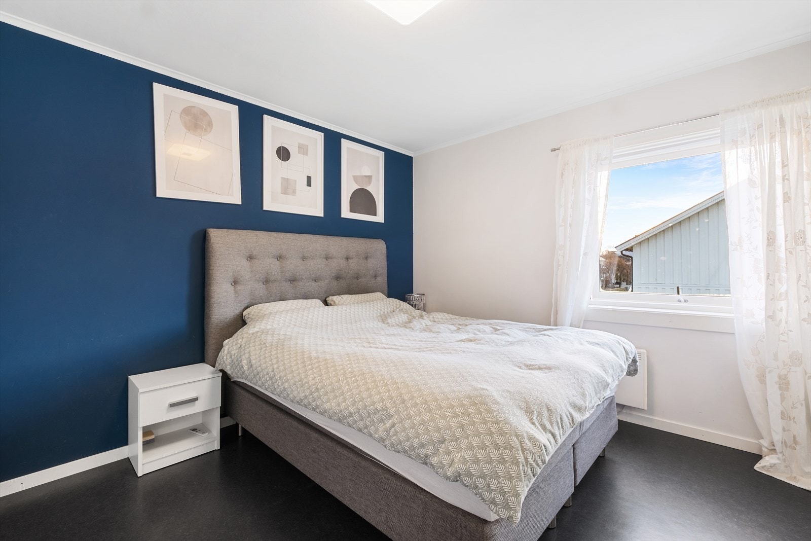 Soverom I - Hovedsoverommet liger innenfor kjøkkenet og byr på god plass til dobbeltseng Galleribilde