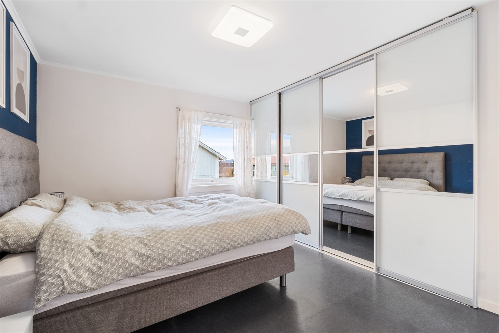 Soverom I - Her er det etablert en svært romslig skyvedørsgarderobe med speilfronter Galleribilde