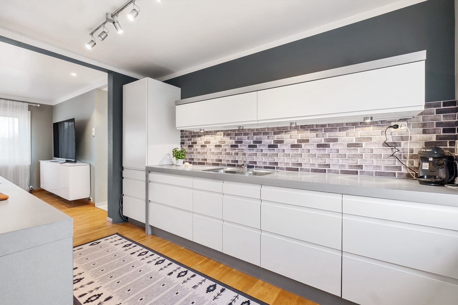 Det er rikelig med skap- og benkeplass - Belysningen under overskapene gir mye lys i arbeidssonen Galleribilde