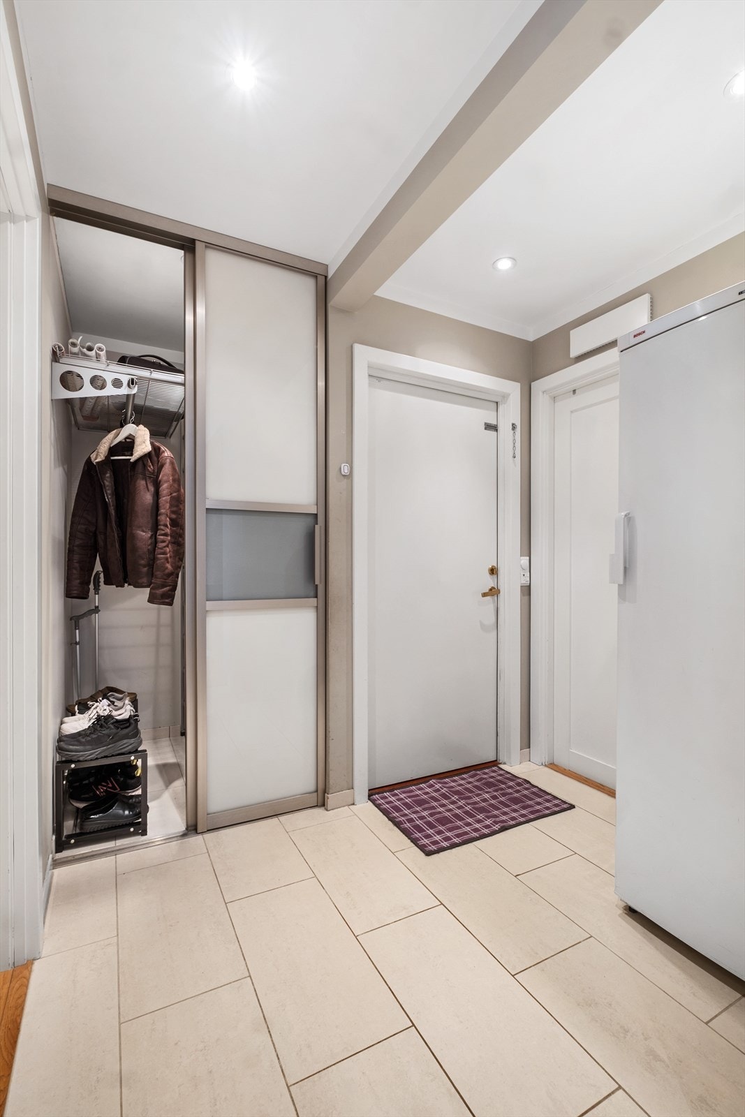 Det er en praktisk og ikke minst romslig garderobeløsning skjult bak skyvedører Galleribilde