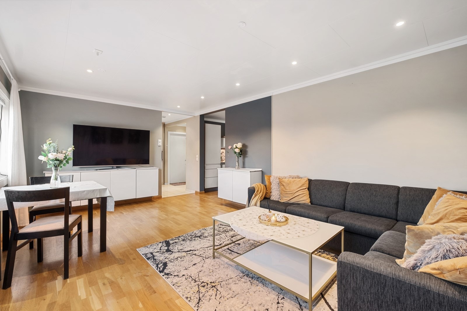 Stue/kjøkken er utført med 3-stavs parkett og slette veggflater malt i tidsriktige farger - I stuen er det i tillegg etablert downlights Galleribilde