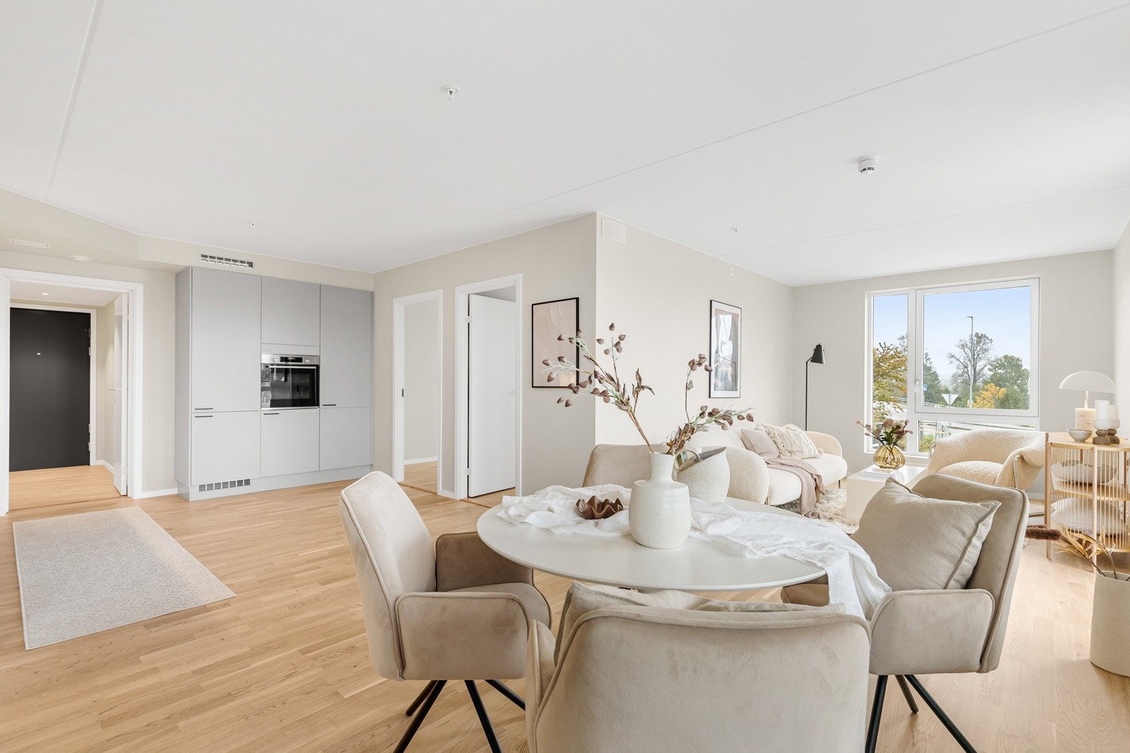 Her er det både plass til stort spisebord samt en romslig sofakrok. Galleribilde