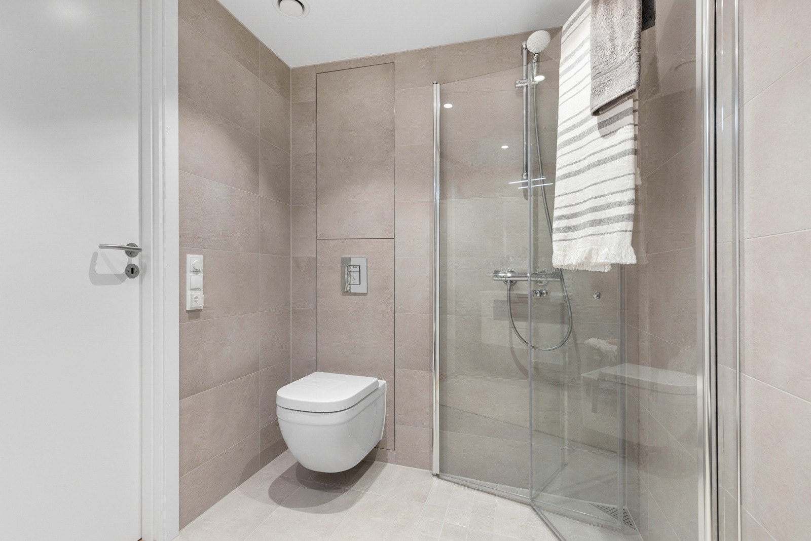 Her er det fliser på gulv og vegger samt varmekabler. Galleribilde