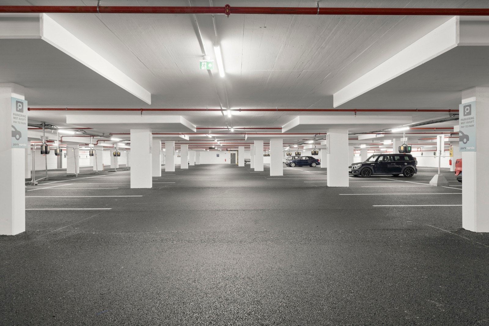 Garasjeplass i garasjeanlegg kan kjøpes for kr. 300 000 + omk. Galleribilde