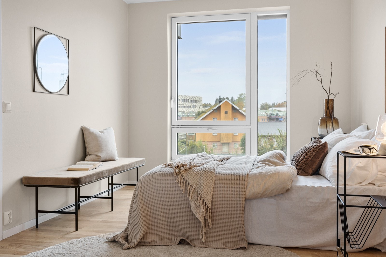 Leiligheten har 3 soverom. Hovedsoverommet har eget bad. Galleribilde