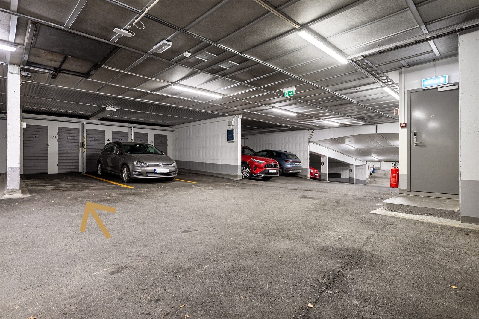 Til leiligheten medfølger garasjeplass med elbillader i felles innendørs garasjeanlegg. Bod i bakkant. Fra leiligheten er det enkel adkomst til garasjen, kun to korte trapper ned Galleribilde