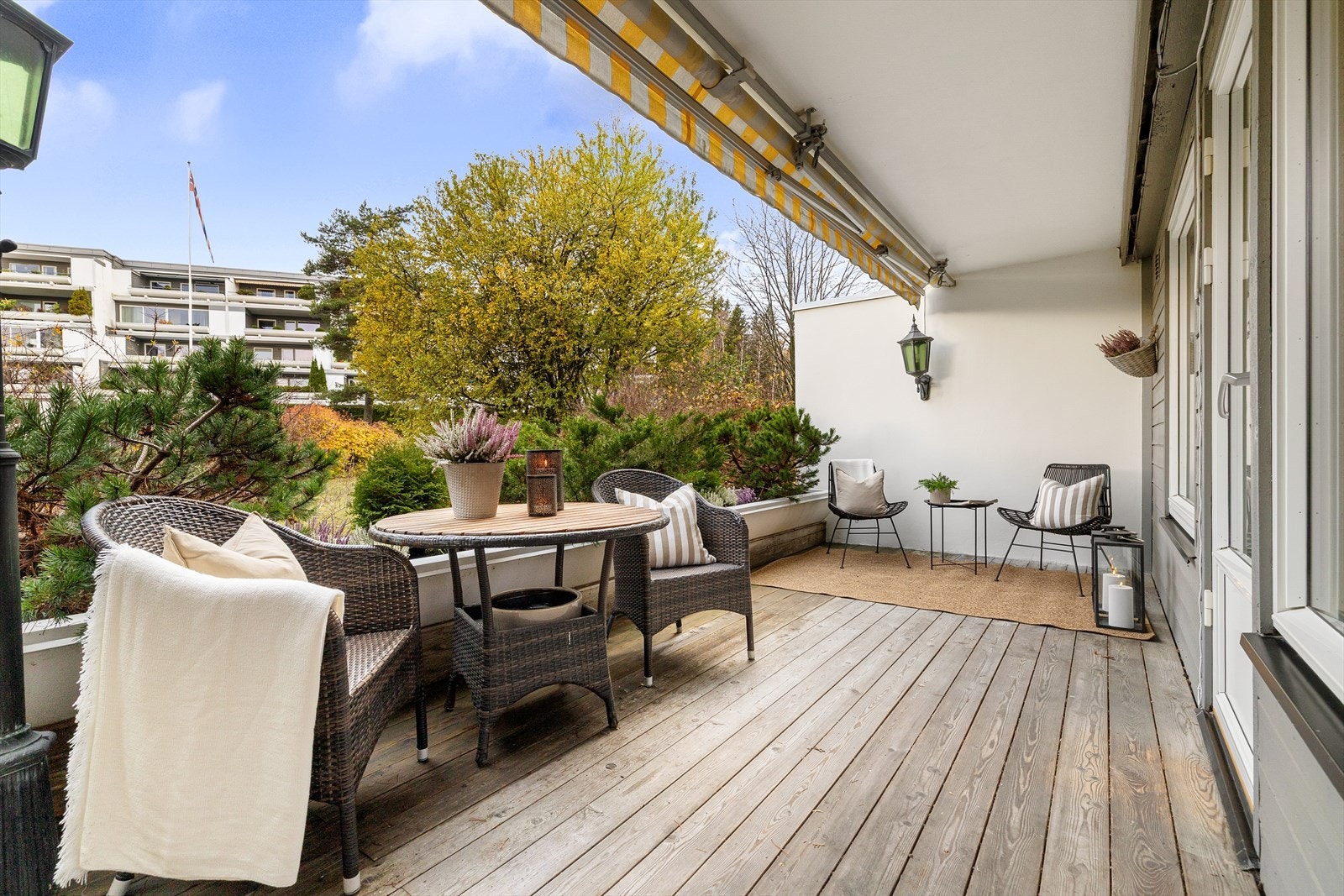 Lys og tilbaketrukket terrasseleilighet med sørvestvendt uteplass og garasjeplass med elbillader Galleribilde