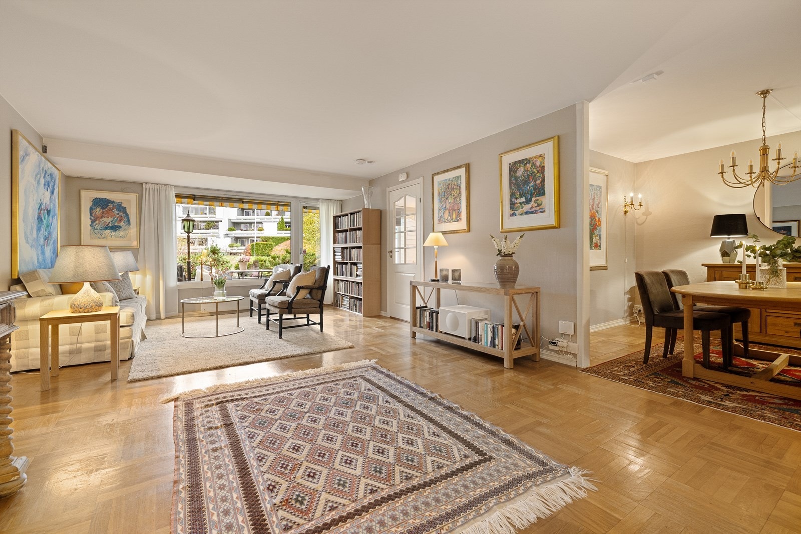 Et lyst og luftig bomiljø med store vindusflater og gode lysforhold Galleribilde