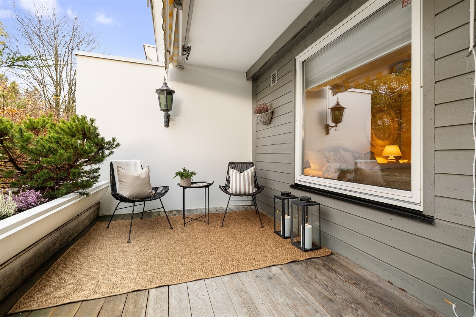 Terrassen utgjør en fin forlengelse av rommet og fungerer nærmest som en ekstra stue i sommerhalvåret. Utebelysning, stikkontakt og markise for solskjerming Galleribilde