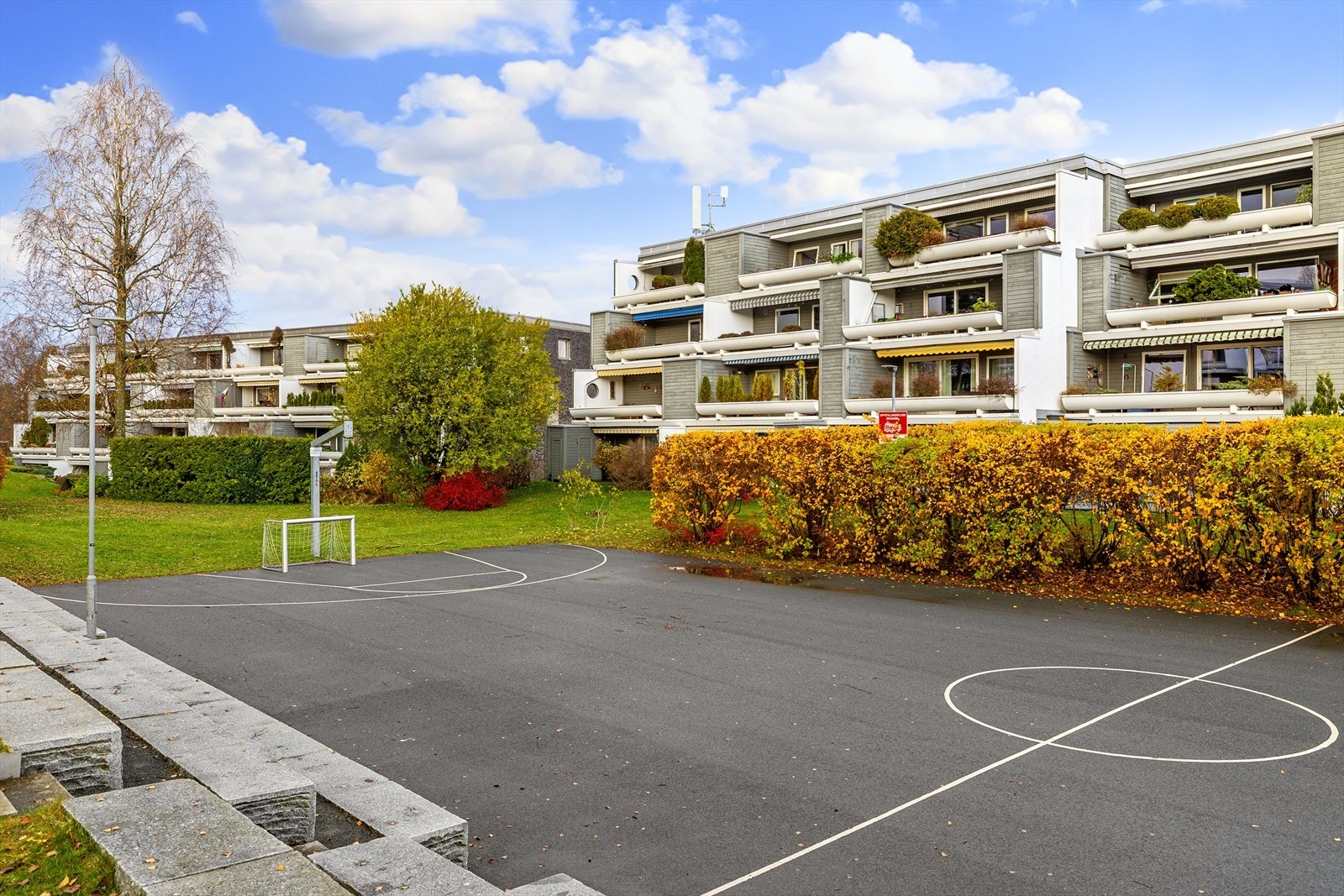 Fellesområdene er pent opparbeidet med velstelte grøntområder, beplantning og sittegrupper. Ballplass, lekeareal med huskestativ, dukkestue og sandkasse Galleribilde