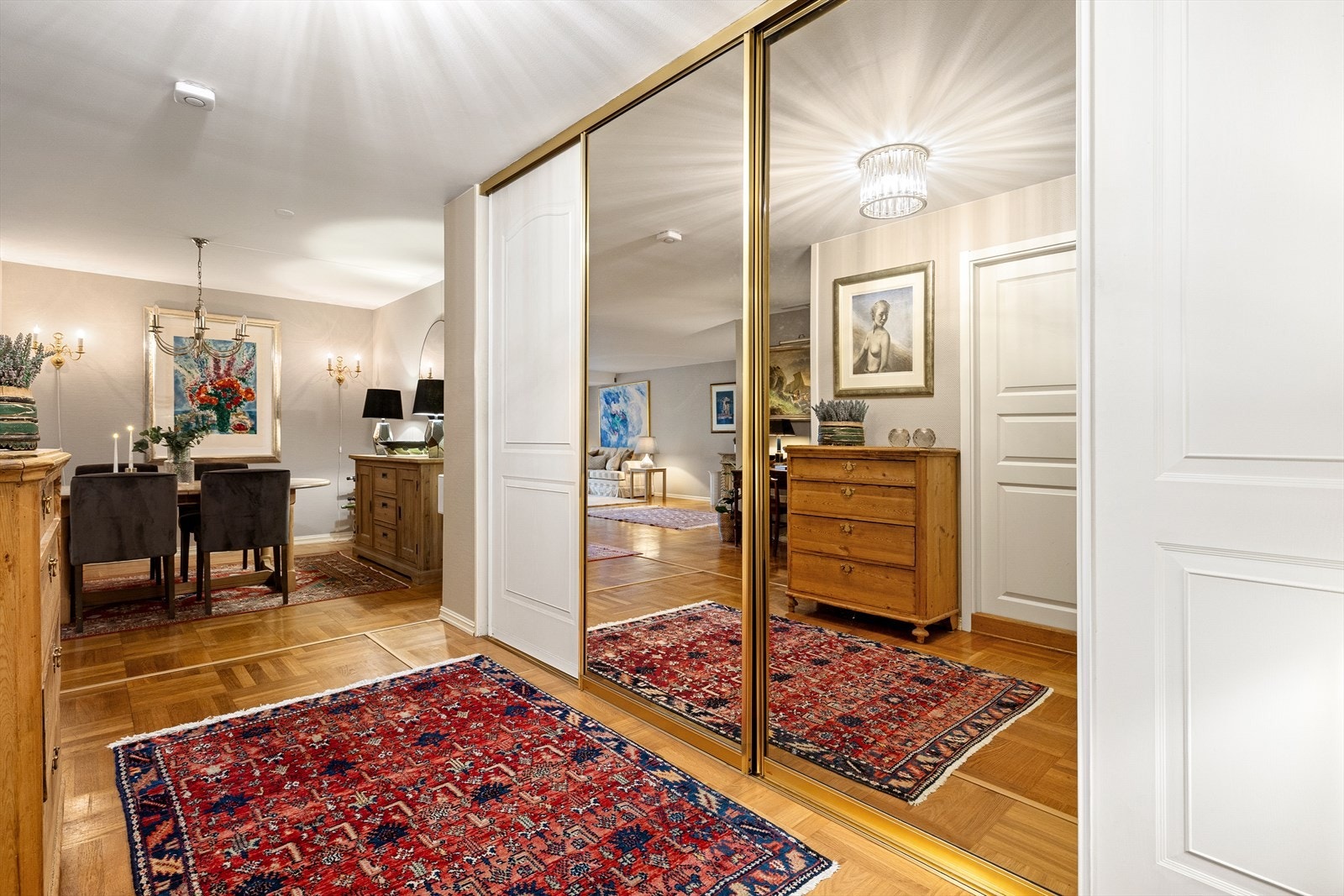 Meget gode oppbevaringsmuligheter i stor skyvedørsgarderobe. Leiligheten har i tillegg god lagringsplass i tre boder Galleribilde