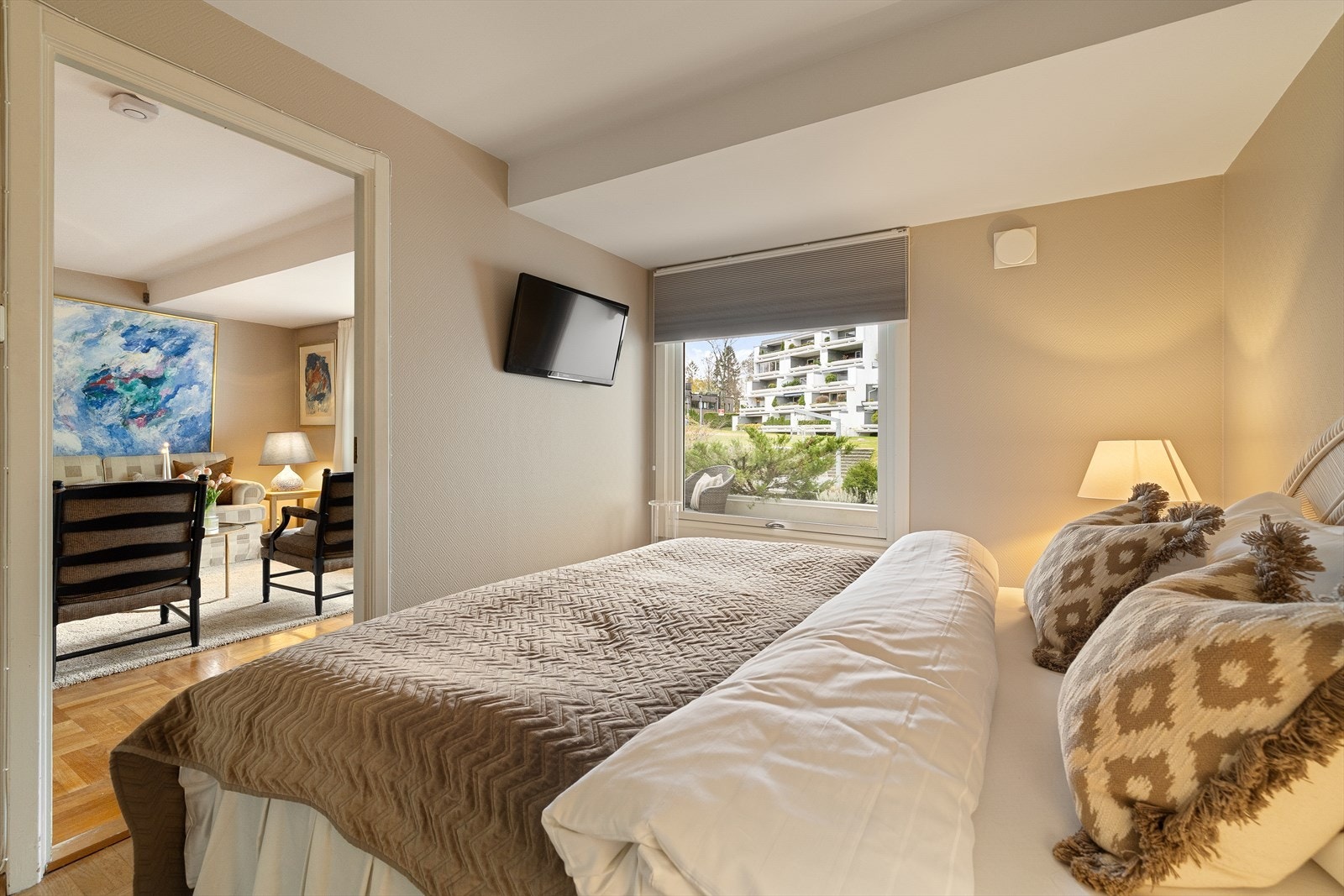 Stort vindu med utsyn mot terrasse og grøntområder Galleribilde