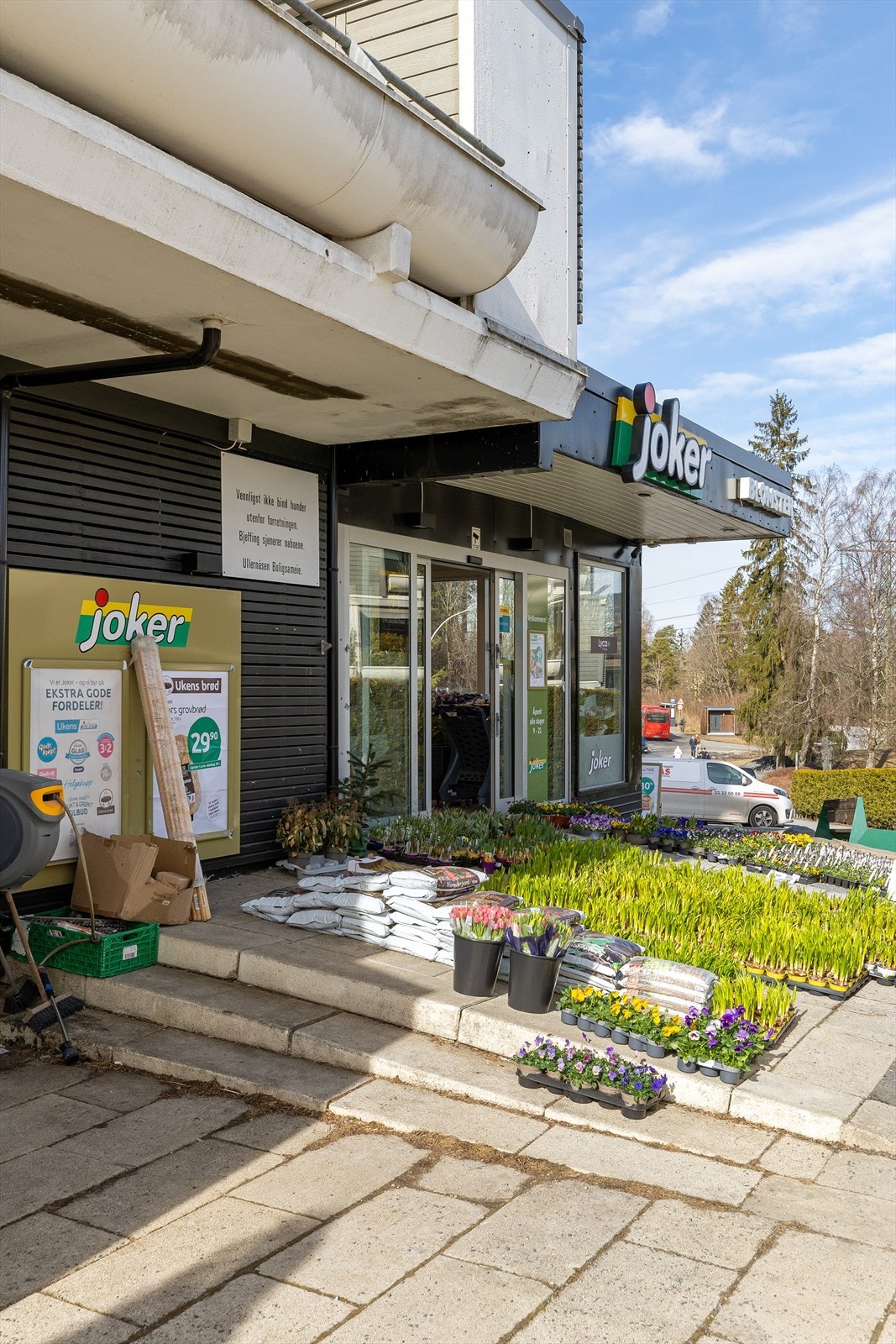 Dagligvarehandelen kan gjøres hos nærbutikken Joker som ligger tvers over plenen og som holder søndagsåpent. Rema 1000 i Aslakveien ligger ca. fem minutters gange fra leiligheten Galleribilde