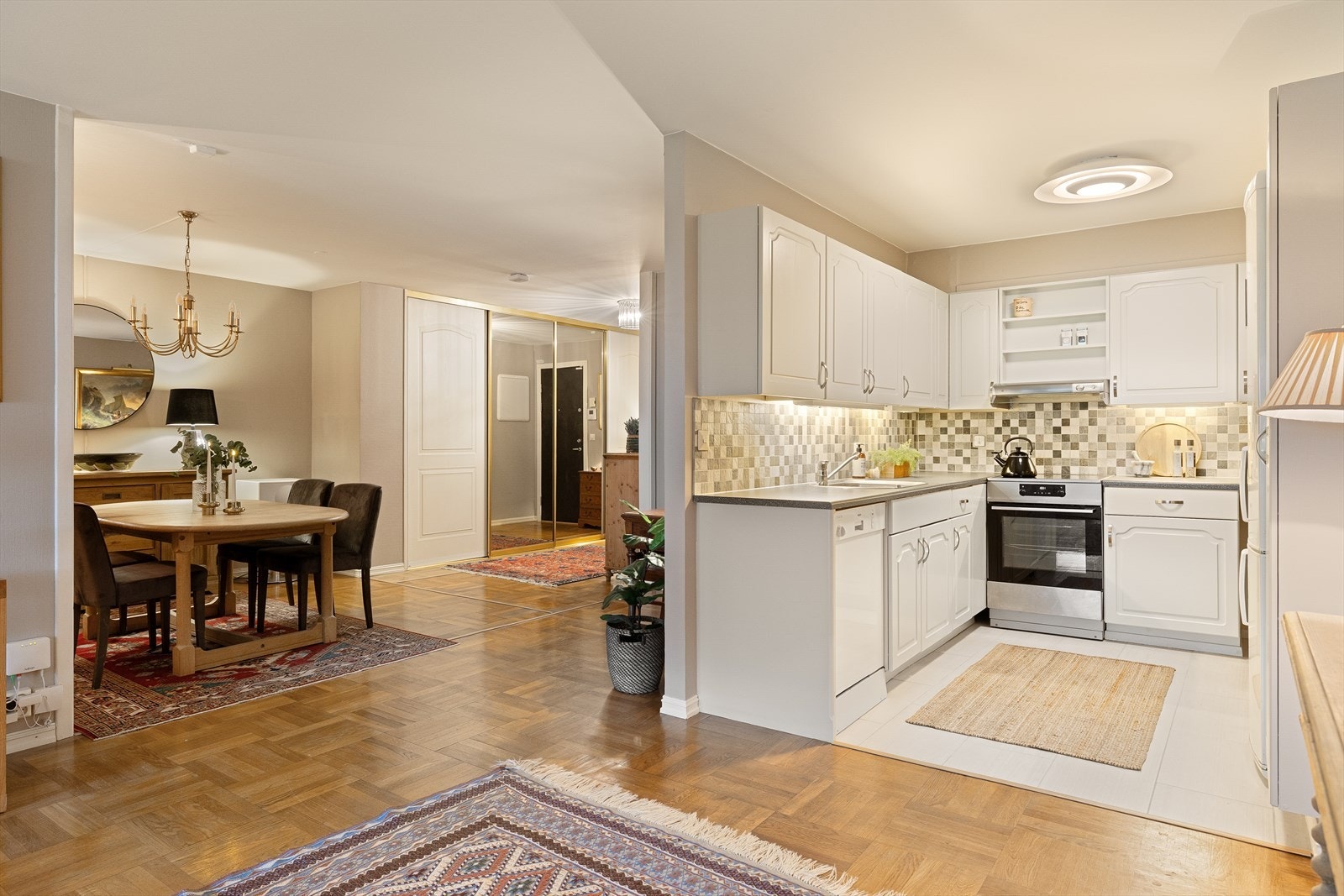 Spisestuen har plass til langbord - ideelt for både små og større sammenkomster Galleribilde