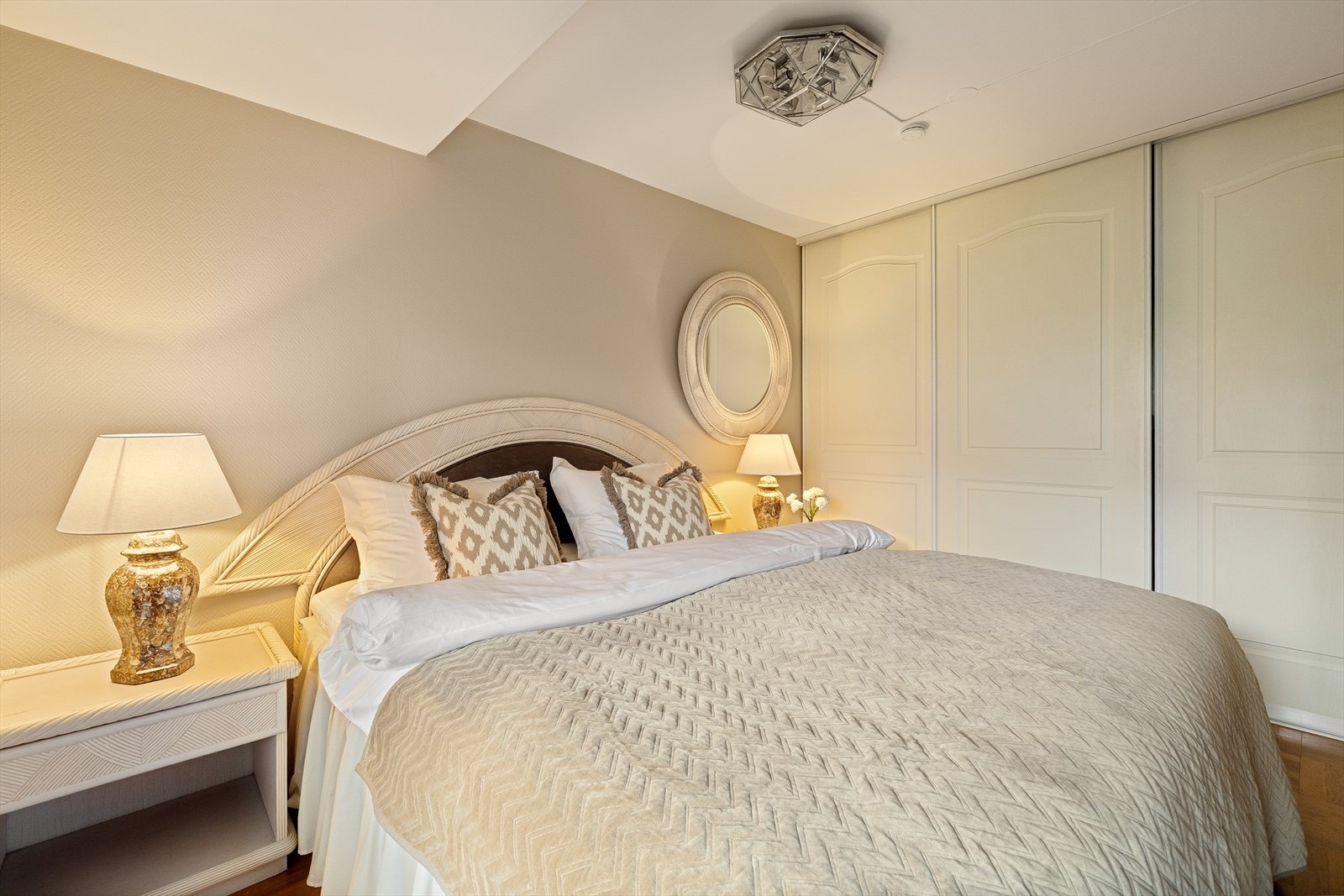 Soverommet er utstyrt med en stor skyvedørsgarderobe Galleribilde