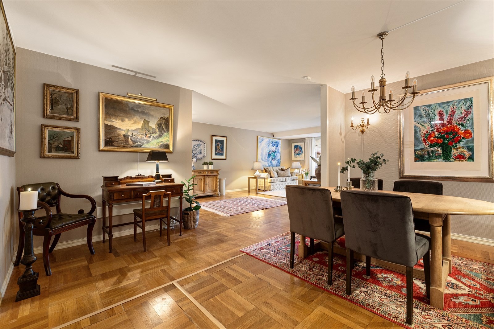 Leiligheten har en praktisk og åpen planløsning med flere soner og gode møbleringsmuligheter Galleribilde