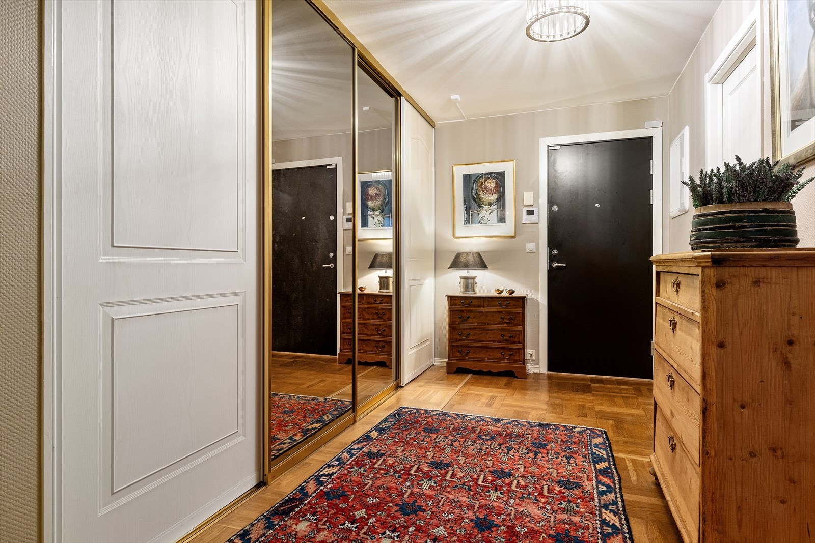 Romslig entré med parkettgulv og porttelefon med fjernåpner Galleribilde