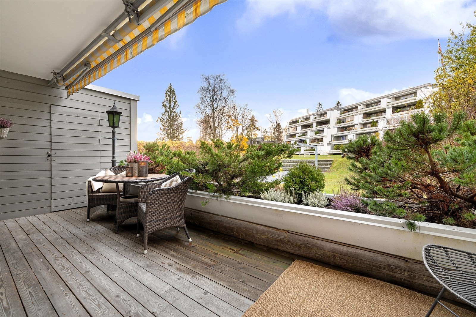 Fredelig og lun med utsyn mot grøntområder og sol fra formiddag til kveld. Fra terrassen er det adkomst til en praktisk bod på ca. 2,5 kvm Galleribilde