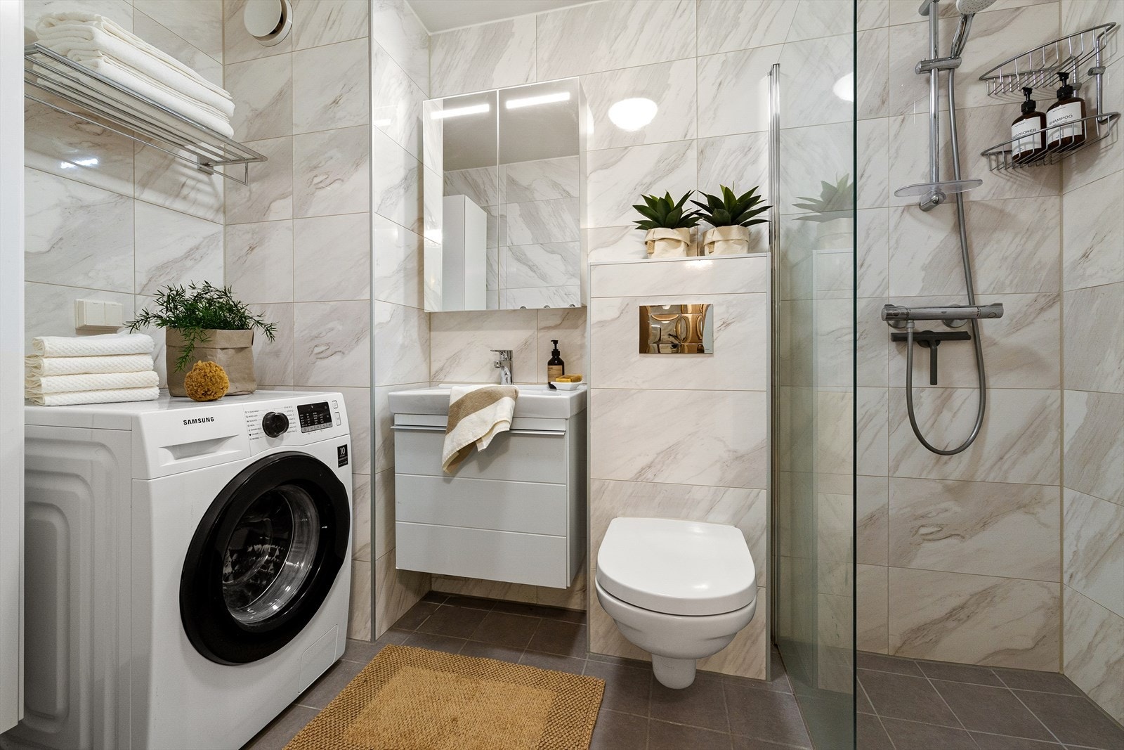 Helfliset bad fra 2019 med varmekabler i gulv og opplegg for vaskemaskin Galleribilde