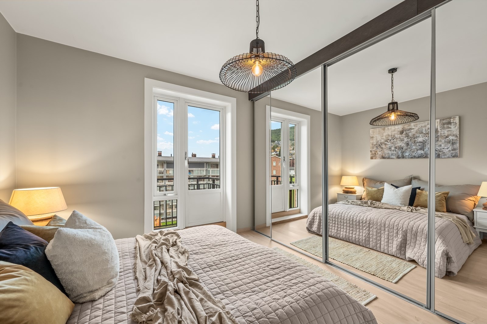 Hovedsoverommet er pent innredet og er malt i en trendy fargepallett, som gir rommet en behagelig og lun stemning. Galleribilde