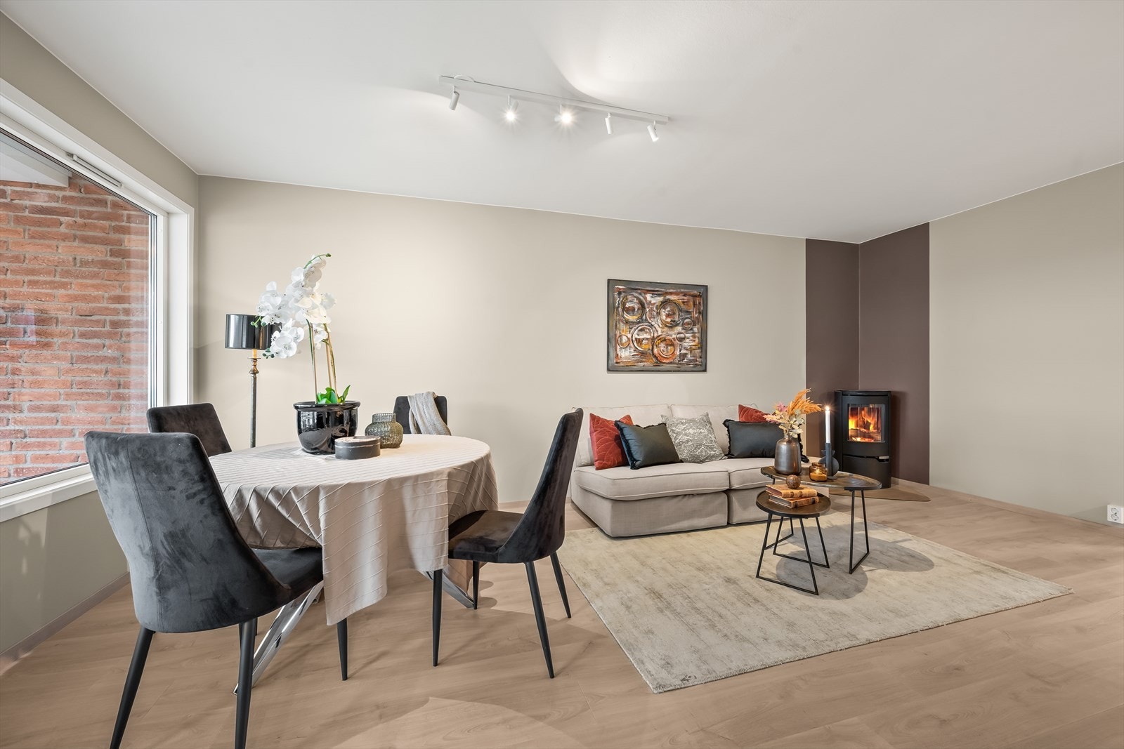 Spisebordet finner sin naturlige plassering, der en kan invitere flere gjester til bords. Galleribilde