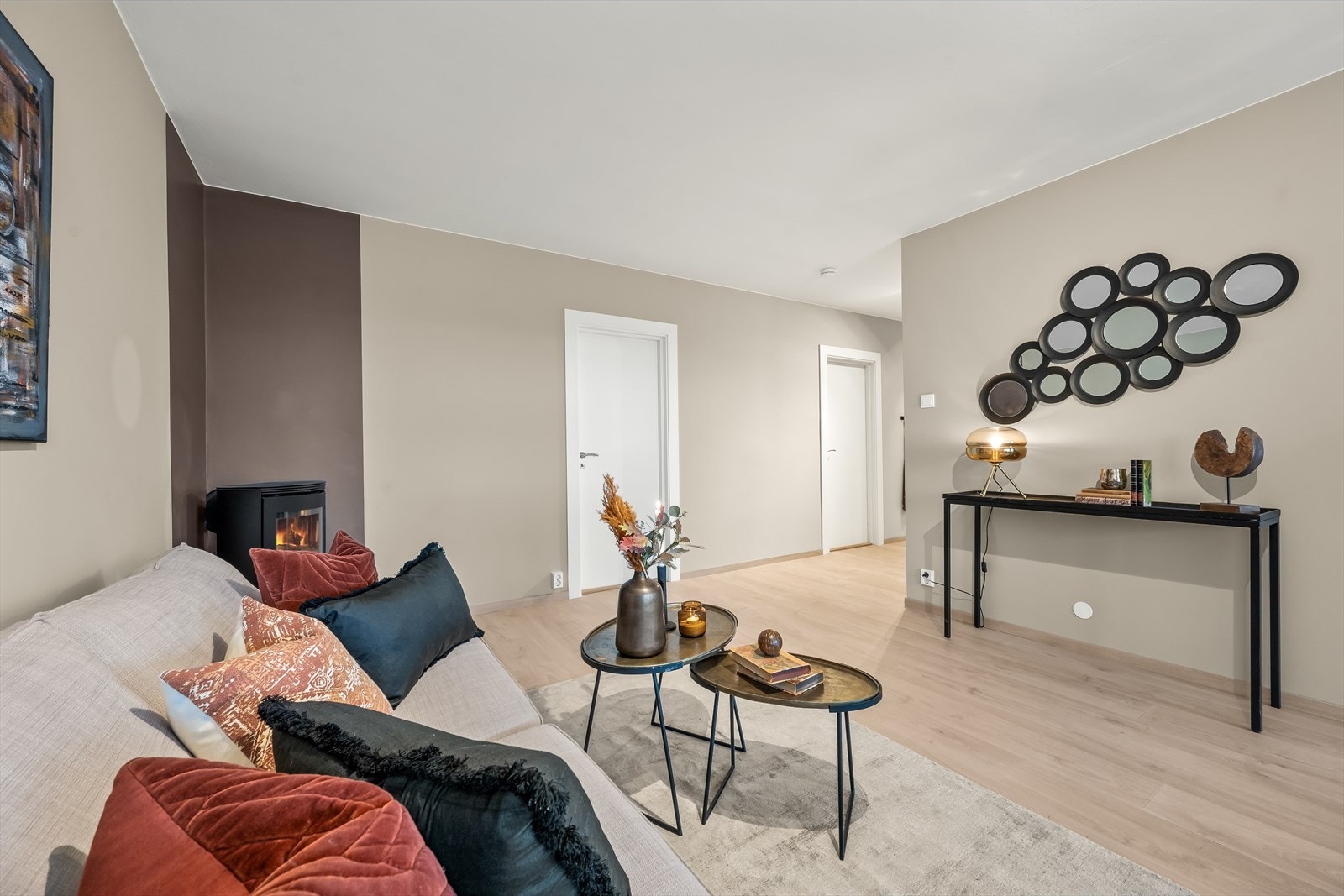 De lyse, slette veggene malt i en moderne og stilren fargetone skaper en harmonisk bakgrunn, mens 1-stavs laminat på gulv tilfører rommet et delikat preg. Galleribilde