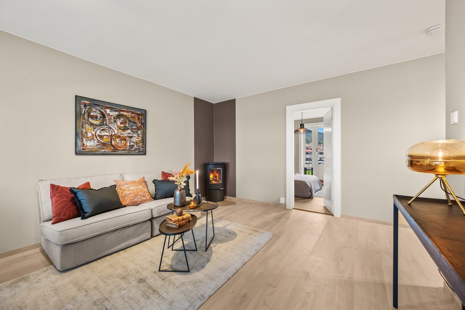 Planløsningen gir generøs plass til både en innbydende sofakrok og en stilfull spiseplass - perfekt for både hverdagsliv og selskaper. Galleribilde