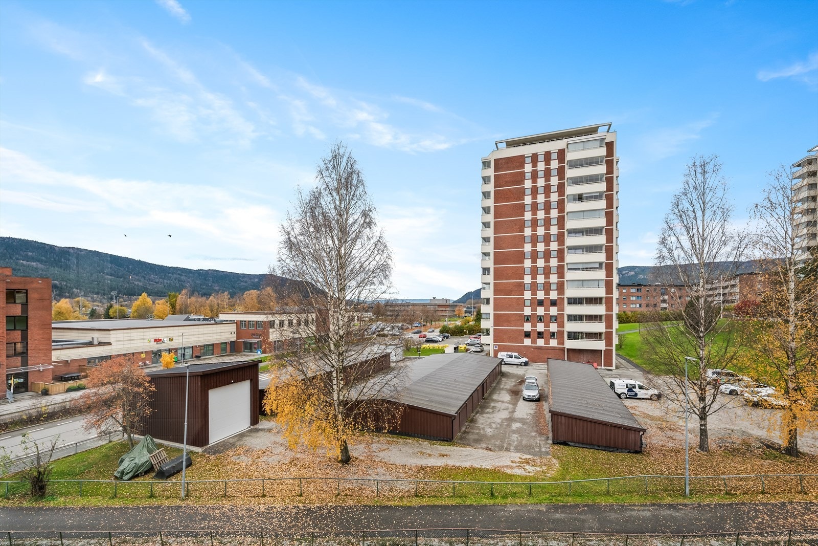Eiendommen ligger i et barnevennlig og etablert boligområde på Åssiden i Drammen kommune, med kort vei til skoler, barnehager, offentlig kommunikasjon, samt et rikt utvalg av fasiliteter og servicetilbud. Galleribilde