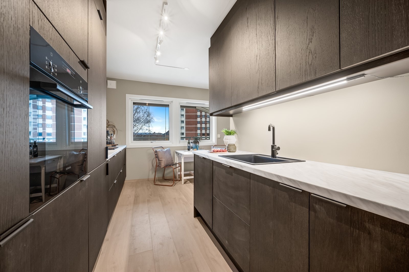 På kjøkkenet er det rom for en liten sittegruppe, der en kan sitte å nyte frokosten. Galleribilde