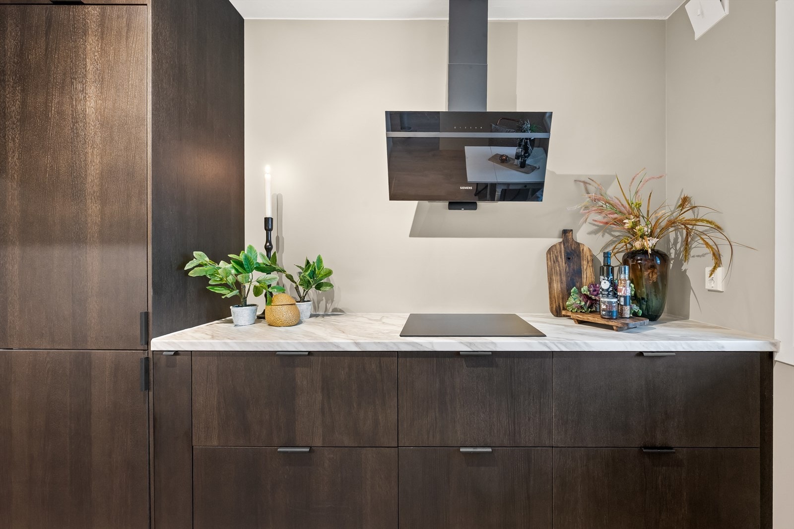 Integrerte hvitevarer bestående av kjøl/fryseskap, oppvaskmaskin, induksjonstopp, vaskemaskin og stekeovn. Galleribilde