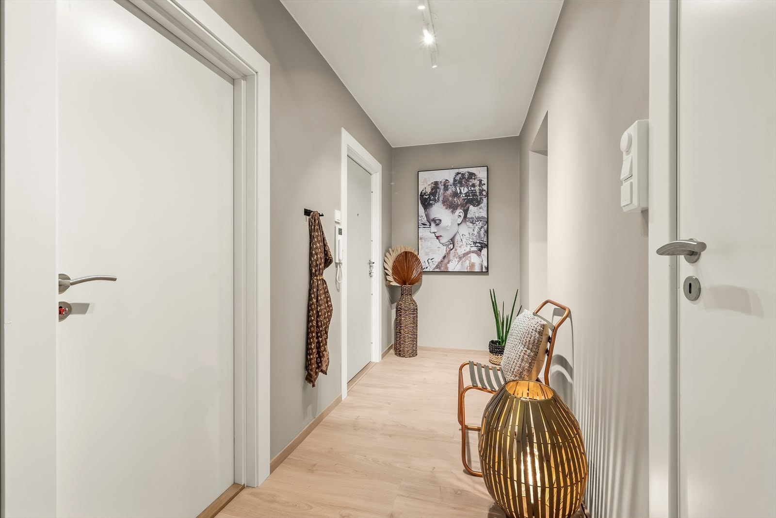 Velkommen inn til en lys og romslig entré. Galleribilde