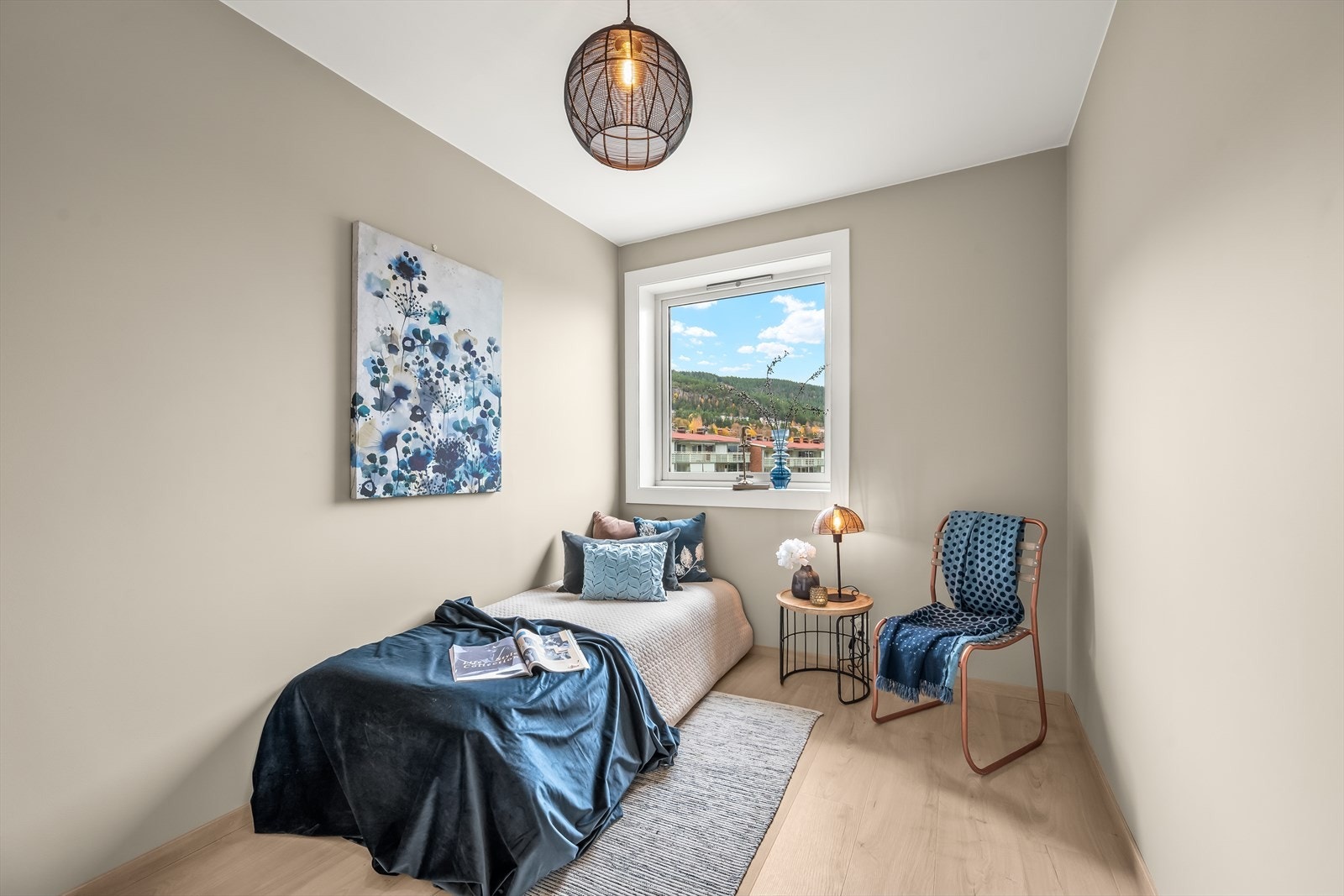 Soverom 2 har gode lysforhold, rom oppbevaringsløsning, god plass til seng og utstråler en behagelig atmosfære for avslapning og hvile. Galleribilde