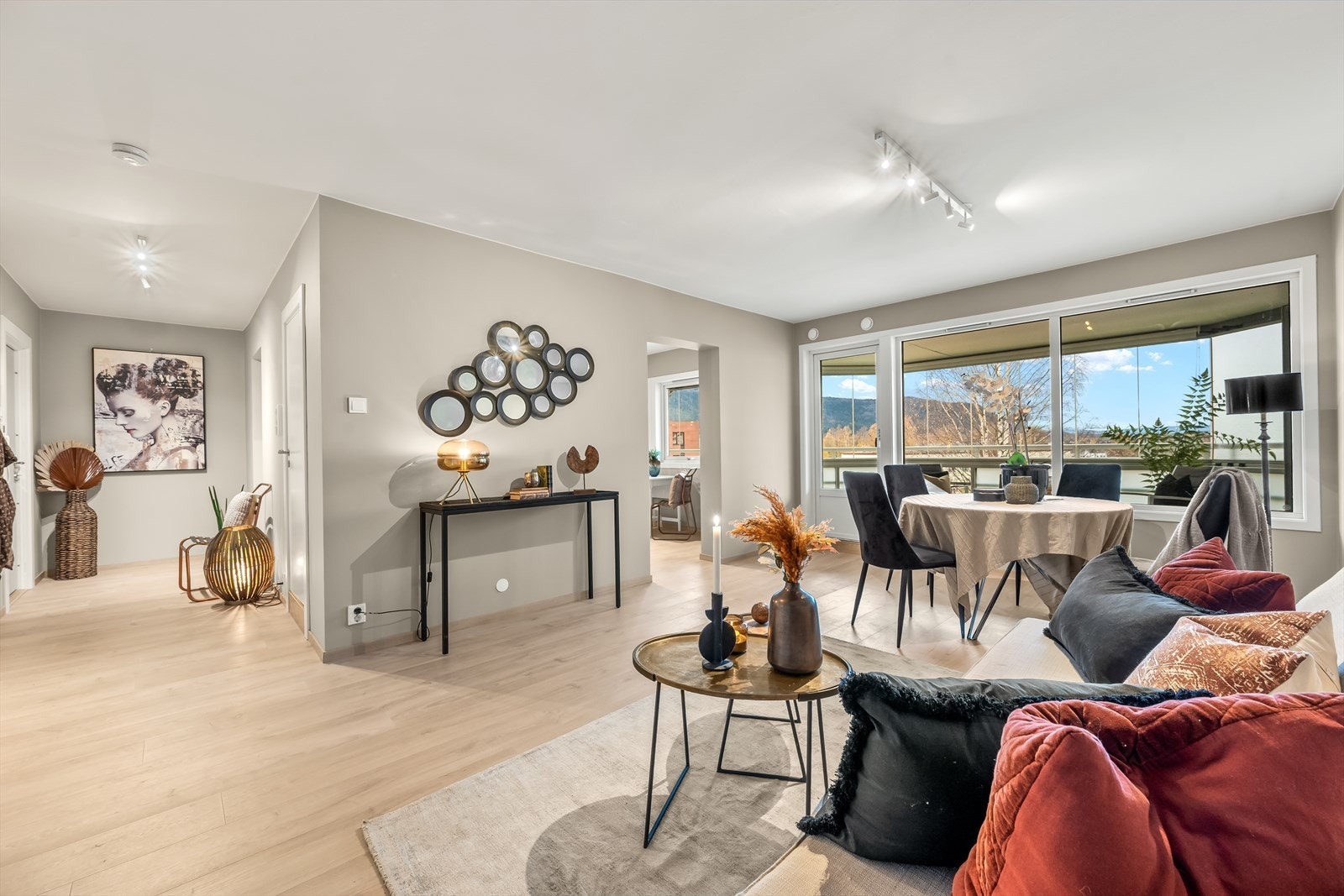 Eiendomsmegler Christel Hetty ønsker velkommen til Betzy Kjelsbergs vei 218 B ! Den romslige stuen fremstår som et sofistikert samlingspunkt, der alle overflater er nylig oppusset i 2025. Galleribilde