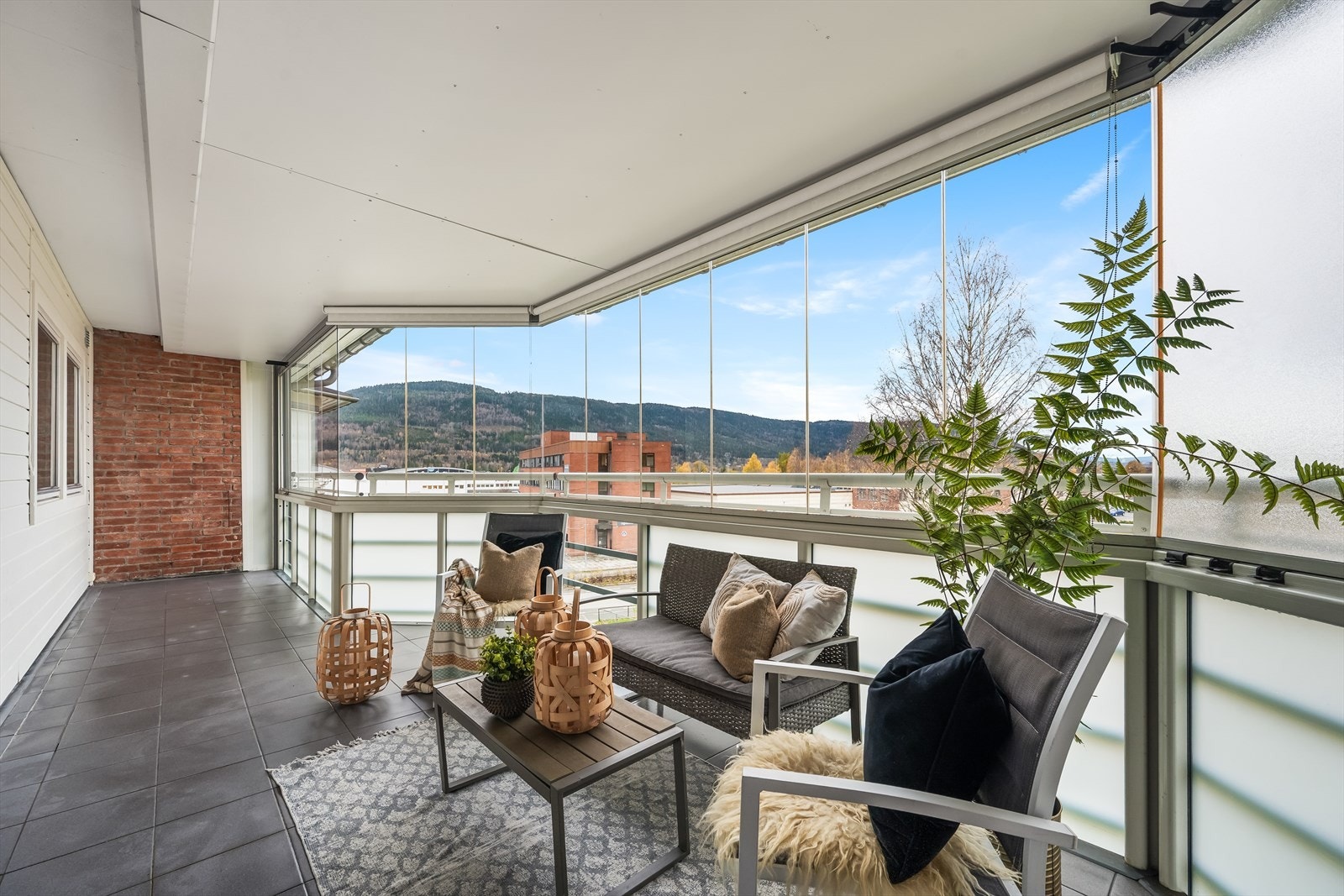 Innglasset balkong med god plass til sittegruppe og solseng om ønskelig Galleribilde