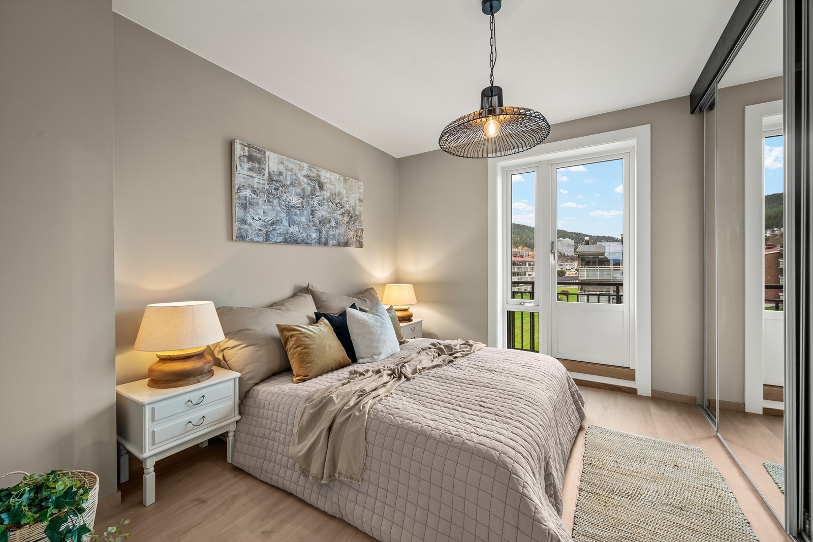 Soverommet er innredet med dobbeltseng med tilhørende nattbord og innebygd garderobeløsning. Utgang til lufte balkong. Galleribilde