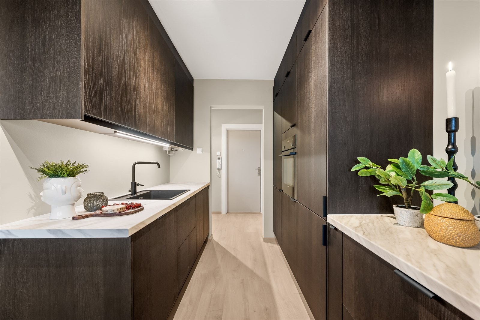 Med stilrene materialer og funksjonelle løsninger er kjøkkenet både elegant og brukervennlig. Galleribilde