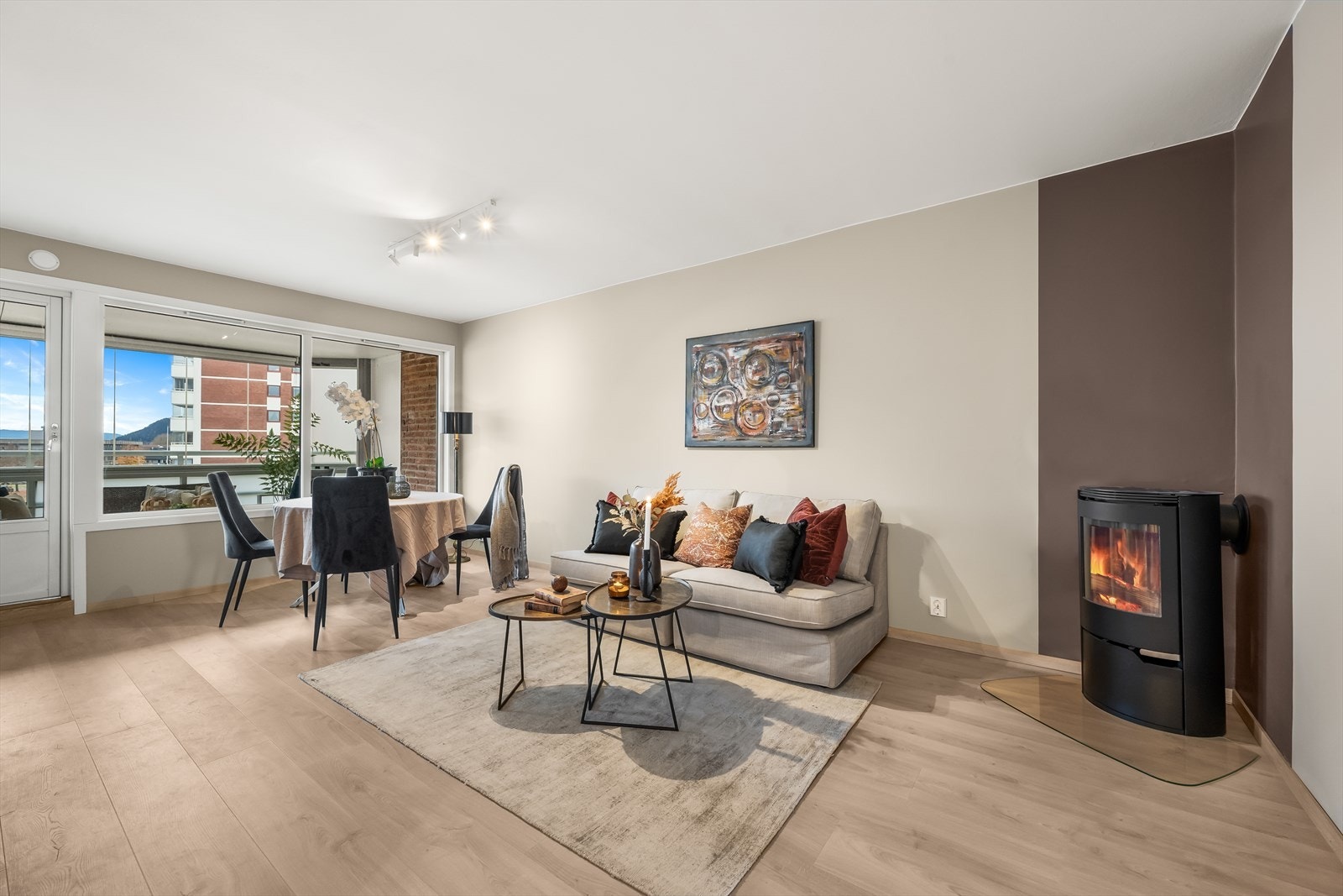 Stuen er lys og innbydende med lys 1-stavs laminat på gulv og lys malte vegger, og lukket vedovn for kos eller ekstra varme. Galleribilde