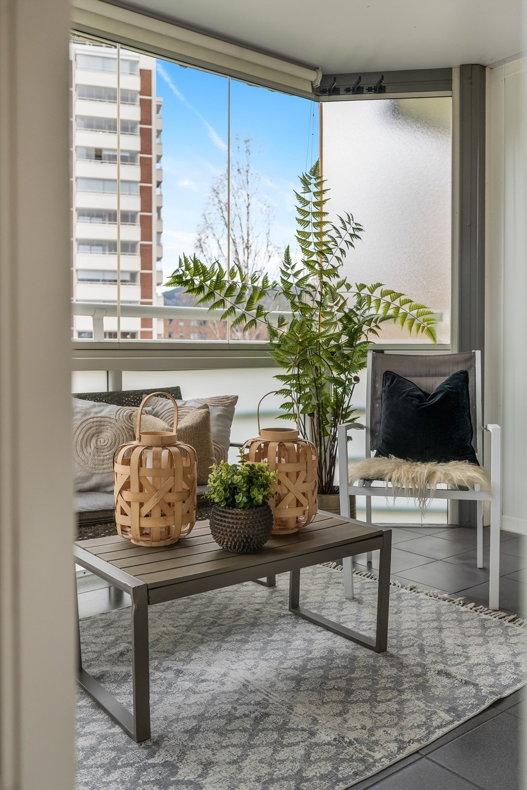 På balkongen er det montert nedtrekkbare solskjermer på deler av balkongen. Galleribilde