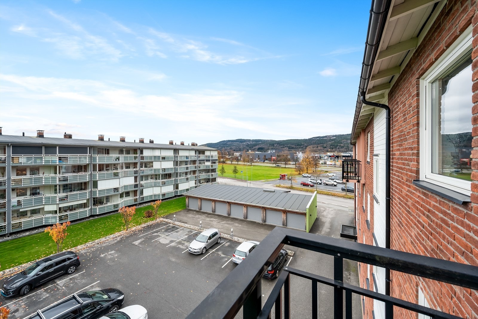 Kort gangavstand til videregående skole og Ligosenteret med bl.a. Kiwi XL, blomsterbutikk og apotek. Marka og elveparken med tur- og friluftsmuligheter i nærområdet, både sommer og vinter. Galleribilde