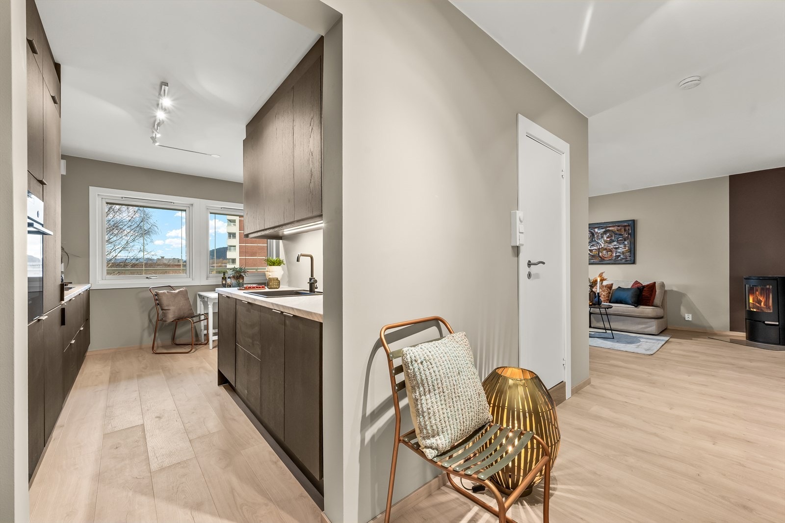 Fra gangen er det inngang til stue og kjøkken. Galleribilde