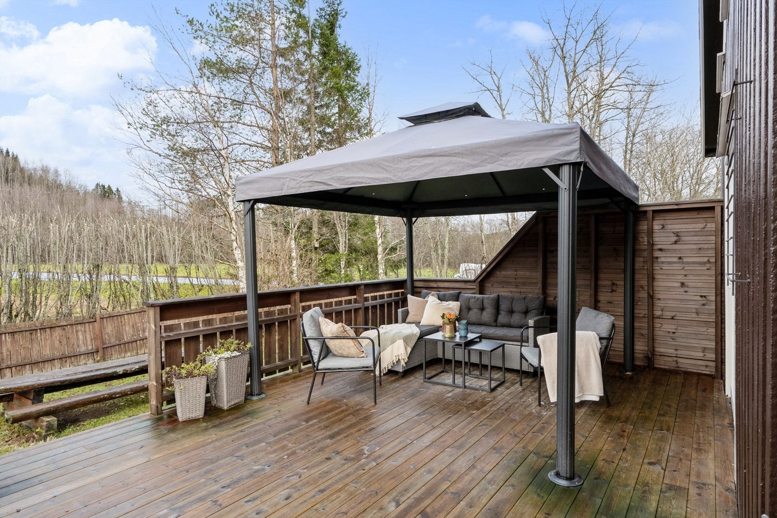 Terrasse med utgang fra stue. Skiftet altandekke og forsterket konstruksjonen i 2020. Galleribilde