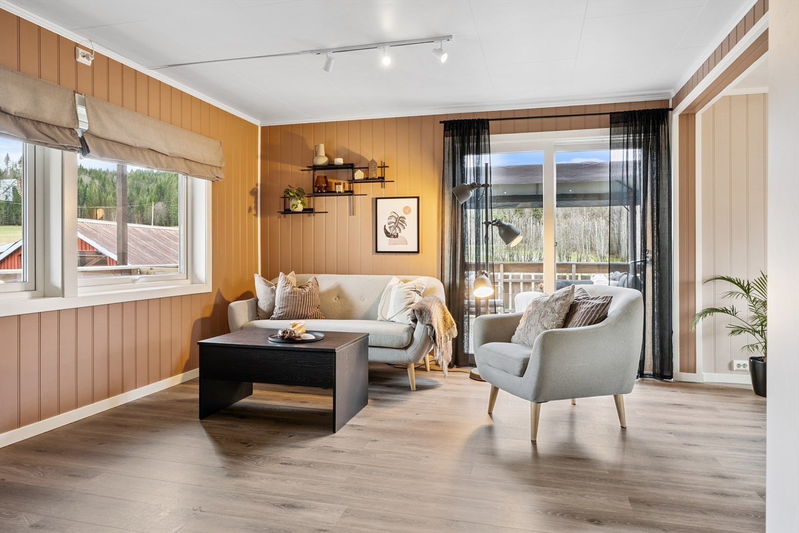 Utgang til terrasse fra stue. Vinduer på stue fra 2014. Galleribilde