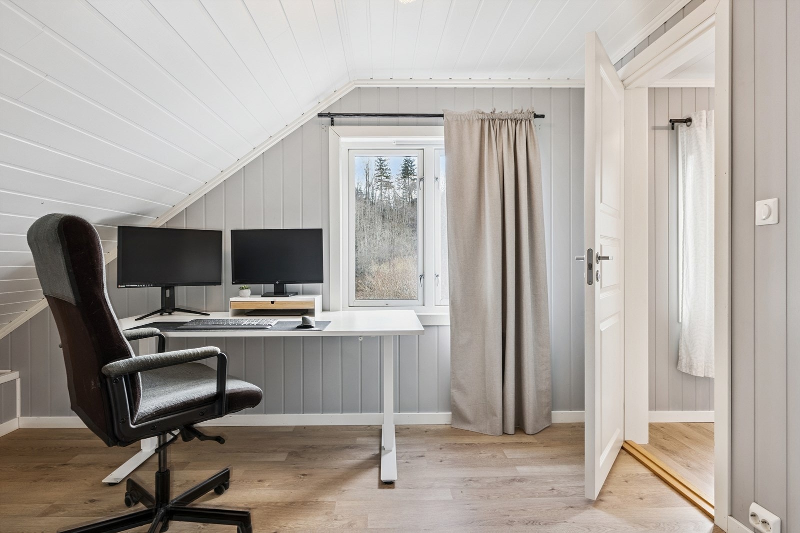 Gang/kontor/soverom. Galleribilde