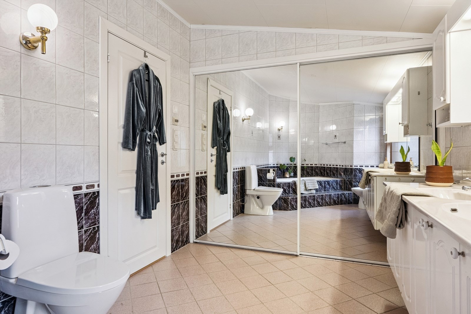 Bad med god lagringsplass i skyvedørsgarderobe. Galleribilde