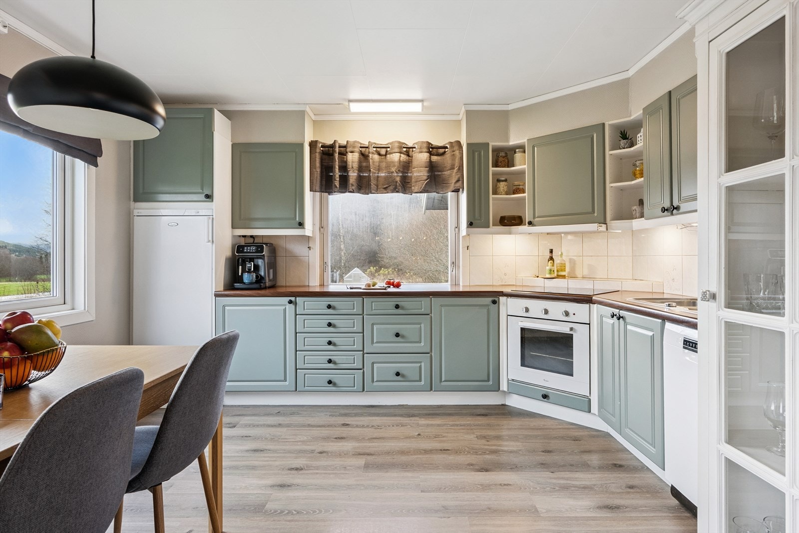 Romslig kjøkken med innredning fra slutten av 90-tallet. Hvitevarer medfølger i handelen. Galleribilde